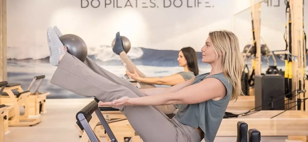 So führst Du den Pilates Teaser aus: Anleitung und Vorteile