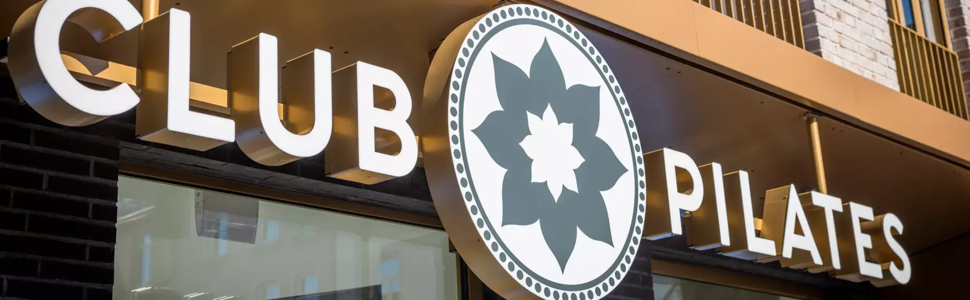 club-pilates-fassade-hero.png