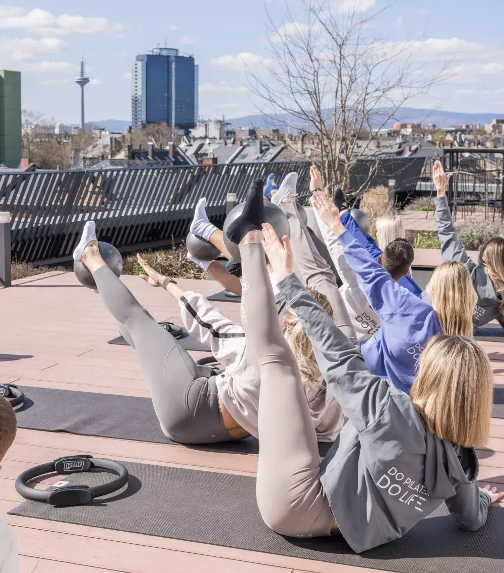 club-pilates-kurs-dachterrasse.jpg