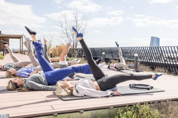 Club Pilates Outdoor Kurs Trainiere in jedem Alter in unseren Pilates-Anfängerkursen
