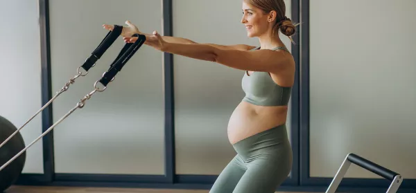 Schwangere Frau beim Pilates