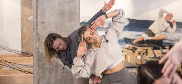 Pilates Trainerin mit Teilnehmerin