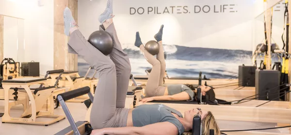 Teilnehmerinnen mit Pilates-Ball